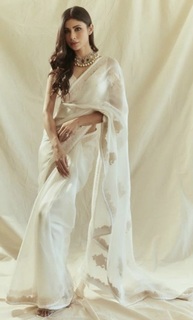 Mouni Roy feet photo thumbnail