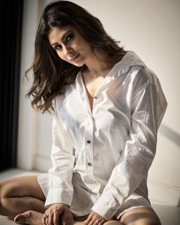 Mouni Roy feet photo thumbnail