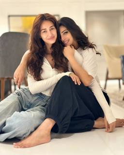 Mouni Roy feet photo thumbnail