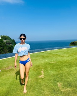 Mouni Roy feet photo thumbnail