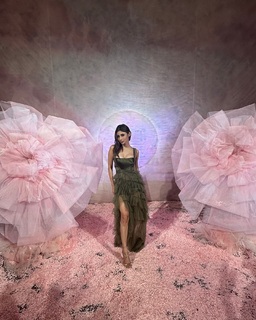Mouni Roy feet photo thumbnail