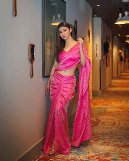 Mouni Roy feet photo thumbnail