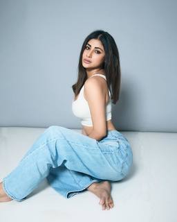 Mouni Roy feet photo thumbnail