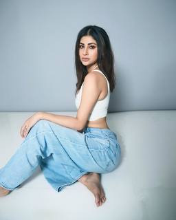 Mouni Roy feet photo thumbnail