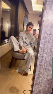 Mouni Roy feet photo thumbnail