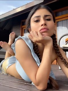 Mouni Roy feet photo thumbnail