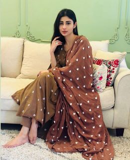Mouni Roy feet photo thumbnail
