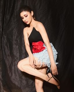 Mouni Roy feet photo 3