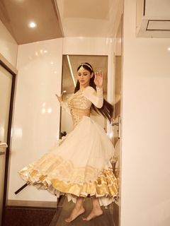 Mouni Roy feet photo 19