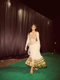 Mouni Roy feet photo 17
