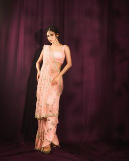 Mouni Roy feet photo 12