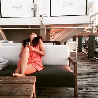 Mozhan Marnò feet photo 18