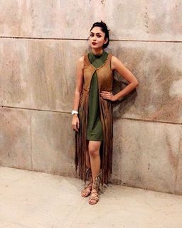 Mrunal Thakur feet photo thumbnail