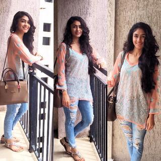 Mrunal Thakur feet photo thumbnail