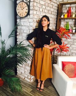 Mrunal Thakur feet photo thumbnail