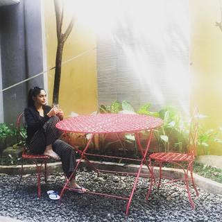 Mrunal Thakur feet photo thumbnail