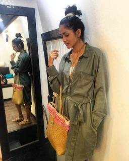 Mrunal Thakur feet photo thumbnail