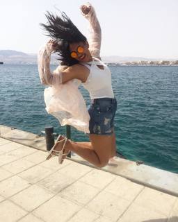 Mrunal Thakur feet photo thumbnail