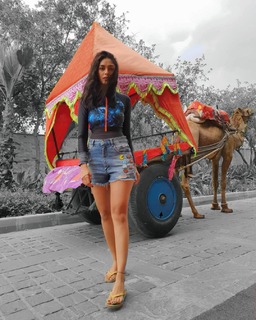 Mrunal Thakur feet photo thumbnail