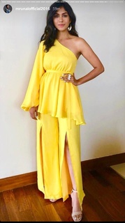 Mrunal Thakur feet photo thumbnail