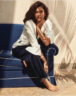 Mrunal Thakur feet photo thumbnail