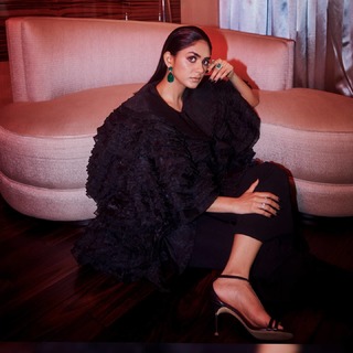Mrunal Thakur feet photo thumbnail
