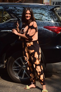 Mrunal Thakur feet photo thumbnail