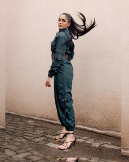 Mrunal Thakur feet photo thumbnail