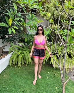 Mrunal Thakur feet photo thumbnail