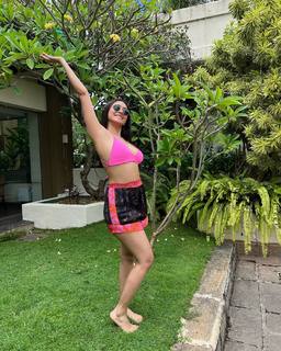 Mrunal Thakur feet photo thumbnail