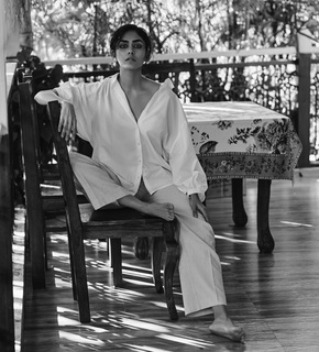 Mrunal Thakur feet photo thumbnail