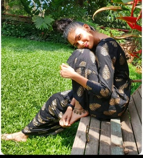 Mrunal Thakur feet photo thumbnail