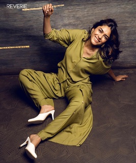 Mrunal Thakur feet photo thumbnail