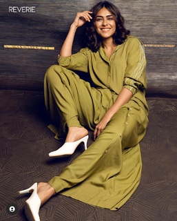 Mrunal Thakur feet photo thumbnail