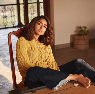 Mrunal Thakur feet photo thumbnail