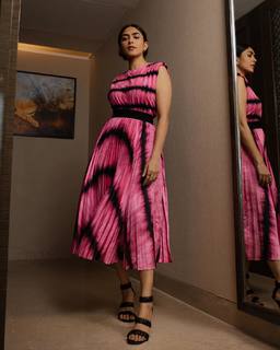 Mrunal Thakur feet photo thumbnail