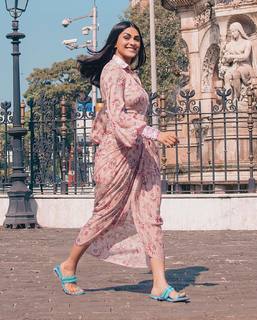 Mrunal Thakur feet photo thumbnail