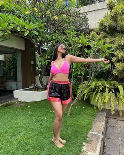 Mrunal Thakur feet photo thumbnail