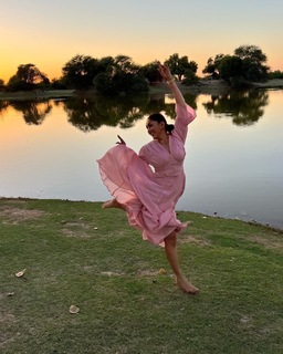 Mrunal Thakur feet photo thumbnail