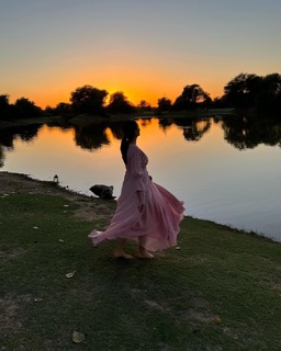 Mrunal Thakur feet photo thumbnail