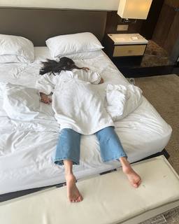 Mrunal Thakur feet photo thumbnail