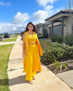 Mrunal Thakur feet photo thumbnail