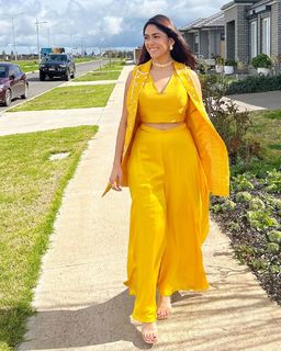 Mrunal Thakur feet photo thumbnail