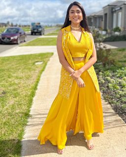 Mrunal Thakur feet photo thumbnail