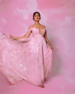 Mrunal Thakur feet photo thumbnail