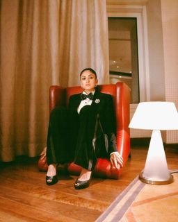 Mrunal Thakur feet photo thumbnail