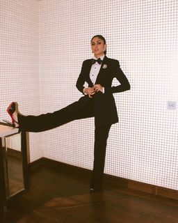 Mrunal Thakur feet photo thumbnail