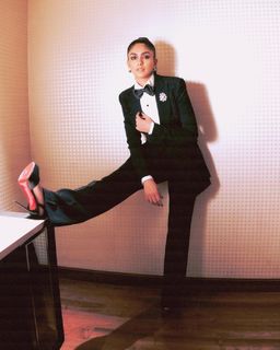 Mrunal Thakur feet photo thumbnail