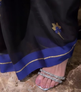 Mrunal Thakur feet photo thumbnail