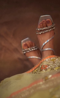 Mrunal Thakur feet photo thumbnail